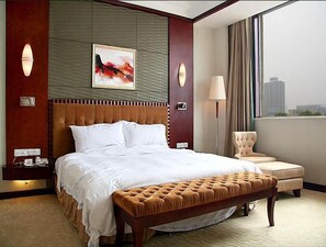 Minibar, caja de seguridad en la habitación y escritorio