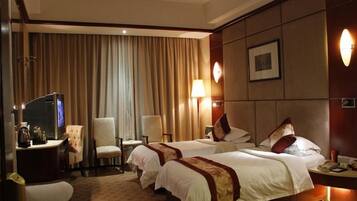 Twin Room | 1 bedroom, minibar, in-room safe, desk