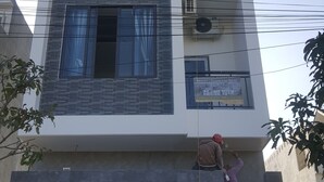 Un immeuble à plusieurs étages, sur lequel est apposée une enseigne indiquant qu’il est à louer.