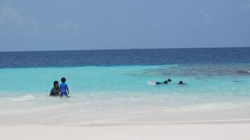 Privatstrand in der Nähe, weißer Sandstrand, Liegestühle, Strandtücher