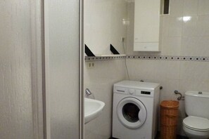 Een haardroger, handdoeken