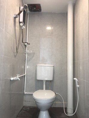 Dormitorio compartido estándar, dormitorio mixto | Baño | Regadera y toallas