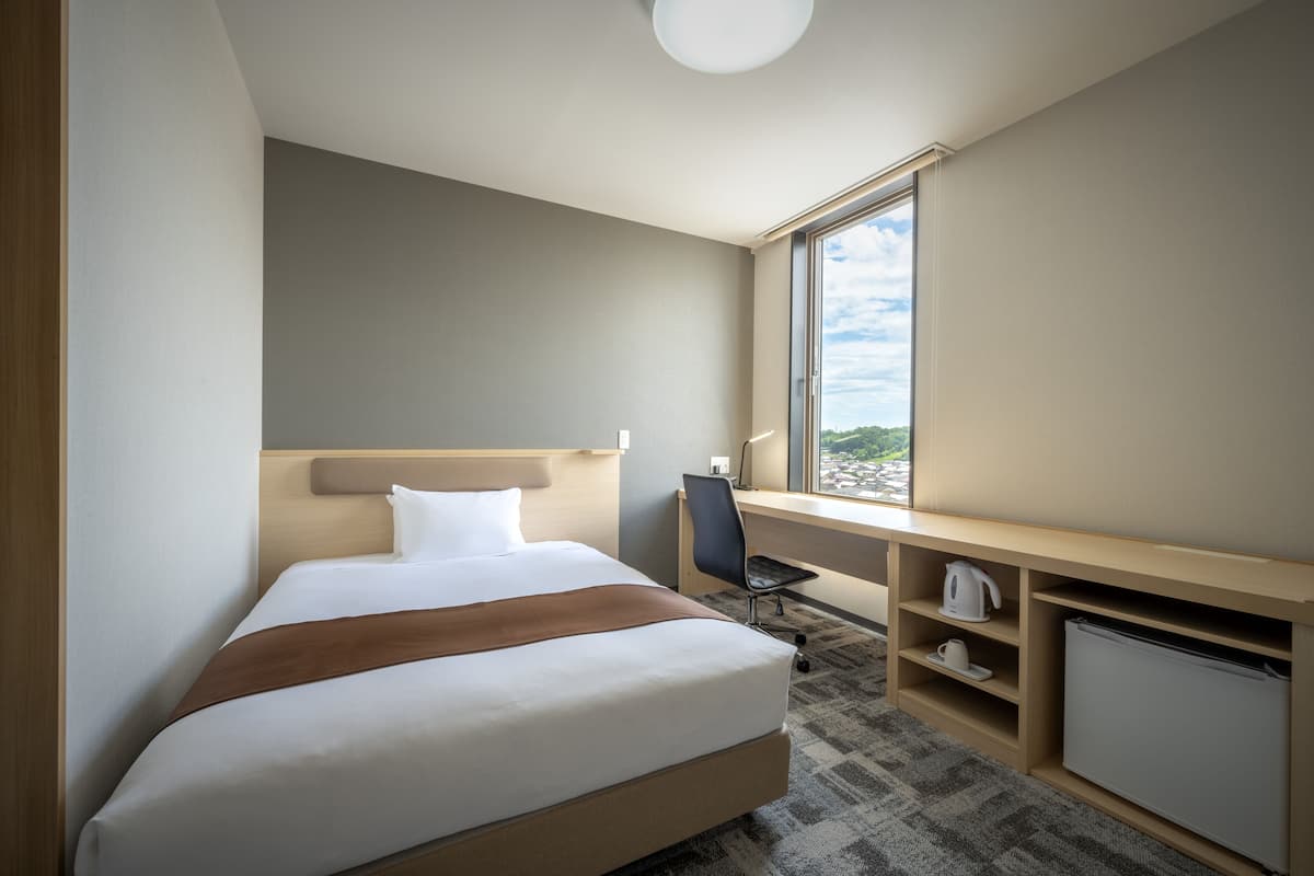 Premium Single Room | Desk, soundproofing, free WiFi, bed sheets
