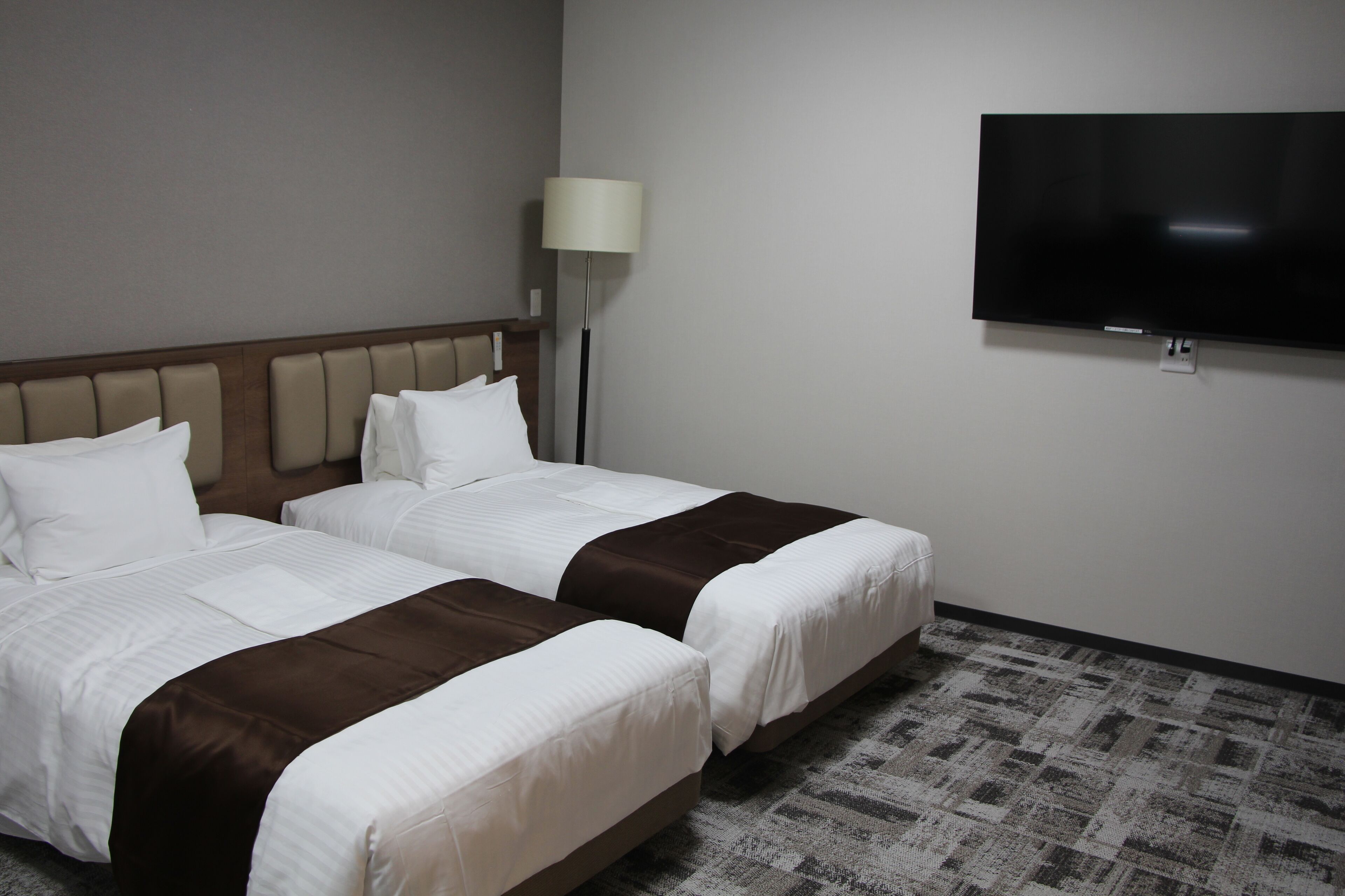 twin room | desk, soundproofing, free wifi, bed sheets