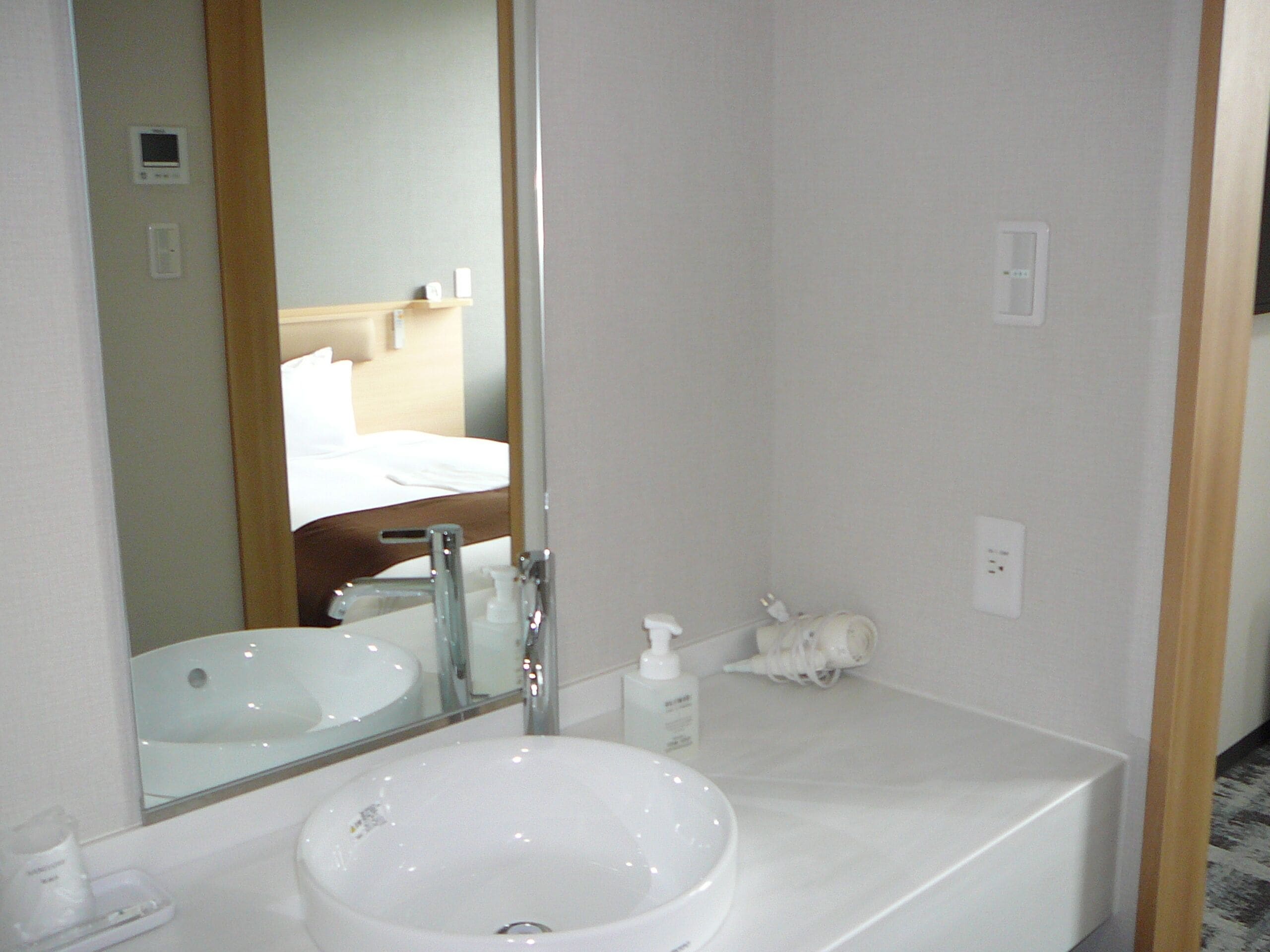 premium single room | desk, soundproofing, free wifi, bed sheets