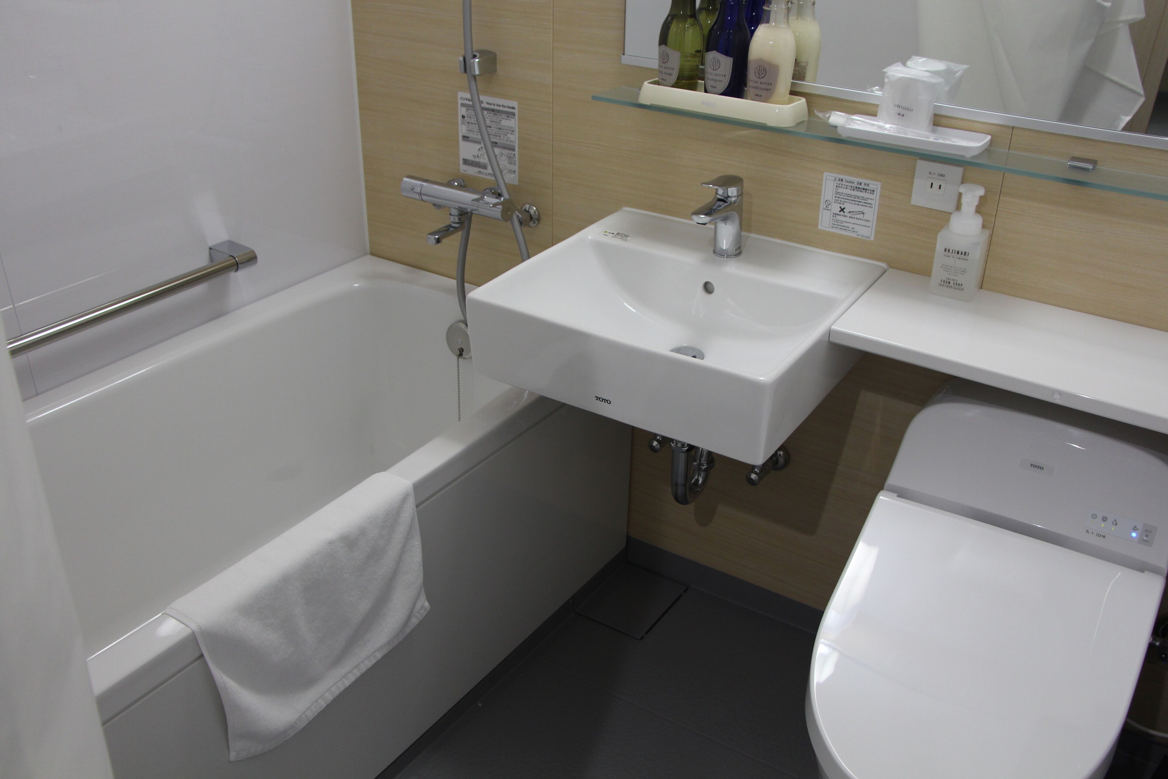 basic single room | bathroom | free toiletries, hair dryer, slippers, bidet