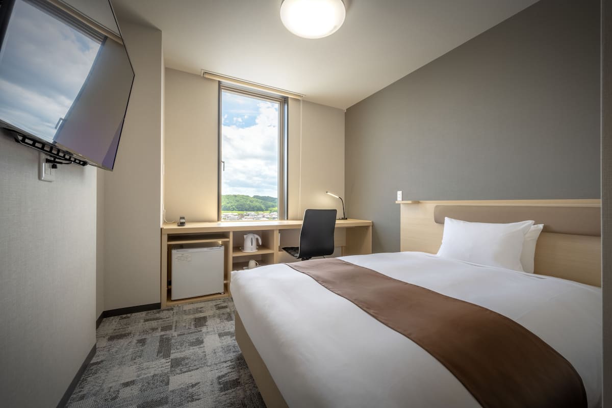 Desk, soundproofing, free WiFi, bed sheets