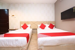 Deluxe Triple Room | Soundproofing, free WiFi, bed sheets - Super OYO 89771 Dane & Shue (Kota Bharu)