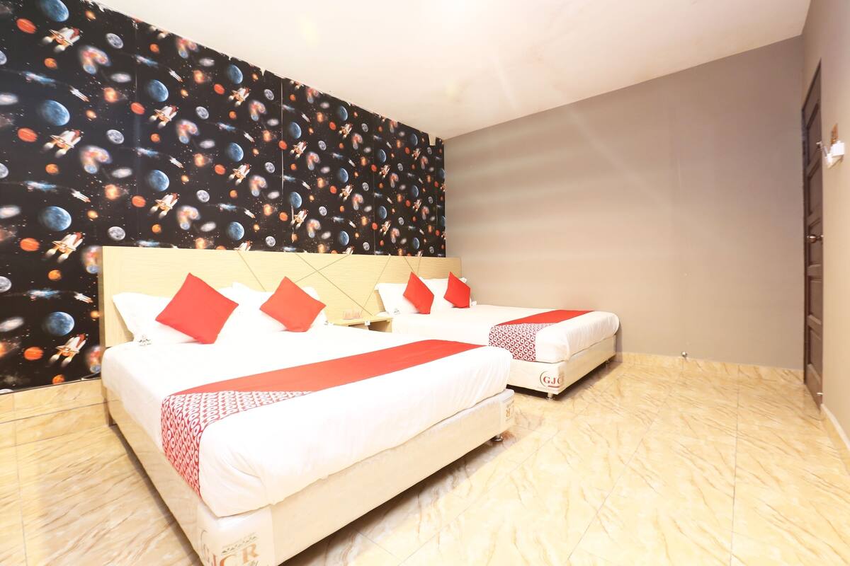 Een hotelkamer met twee bedden, een behang met patroon en een marmeren vloer.