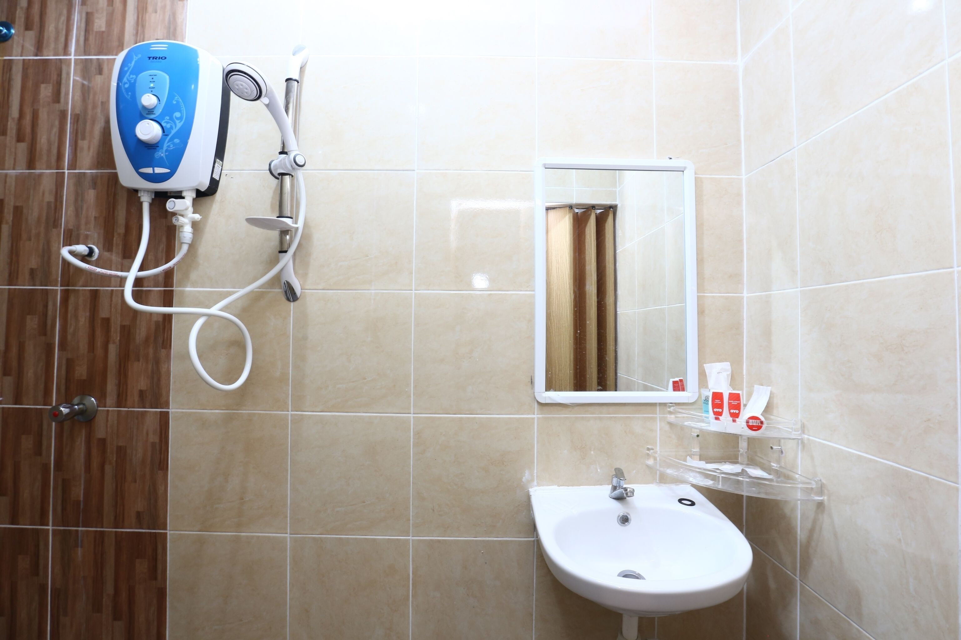 Deluxe Triple Room | Bilik Mandi | Pancuran mandi, bidet, tuala disediakan 