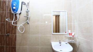 Deluxe Triple Room | Bilik Mandi | Pancuran mandi, bidet, tuala disediakan