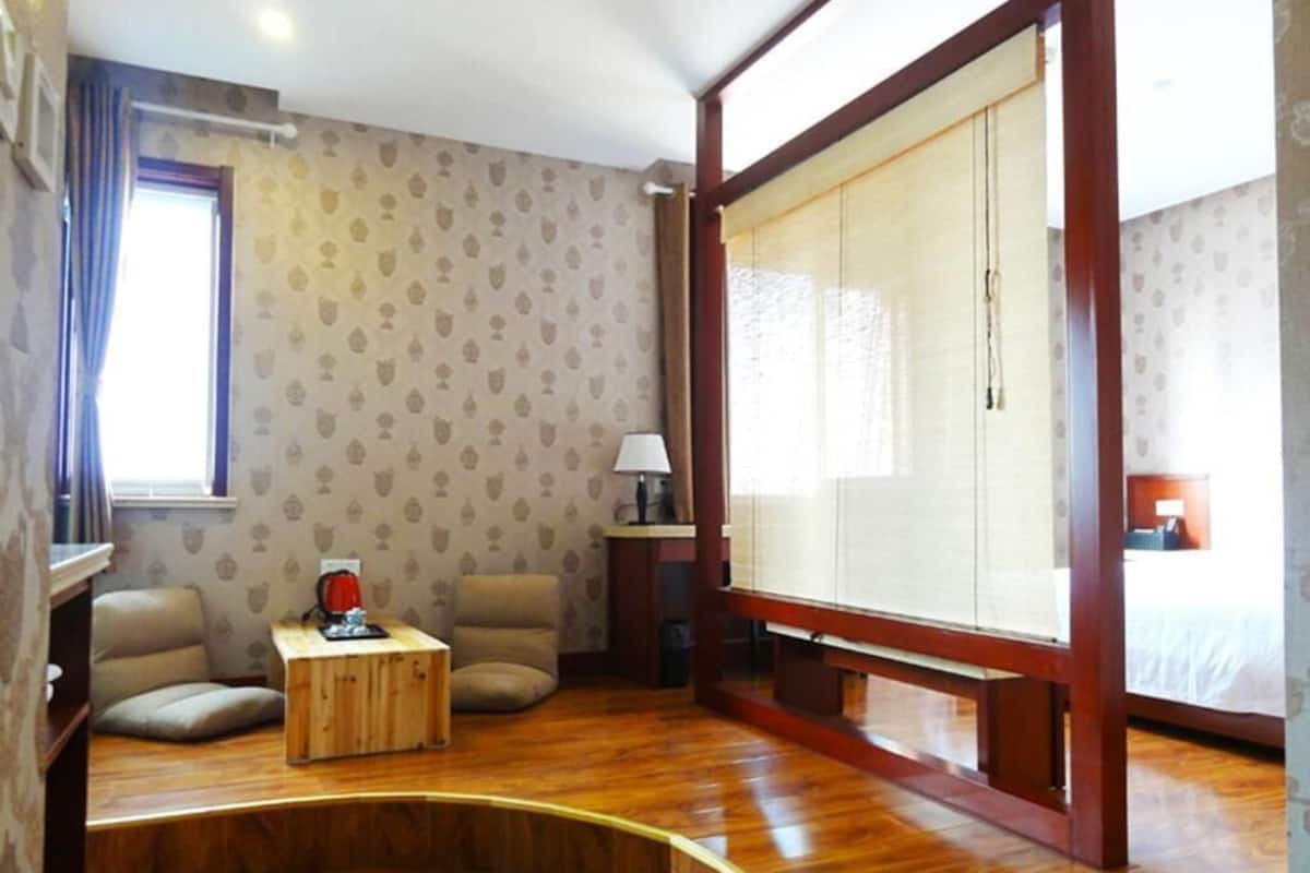 Camera Deluxe con 2 letti singoli, vista città | 1 camera, una scrivania, tende oscuranti, Wi-Fi gratuito