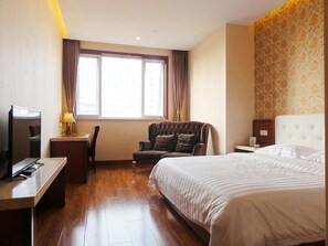 Deluxe Double Room, City View | Desk, blackout curtains, free WiFi, bed sheets - Huaqi Kaiserdom Hotel (Qingdao)