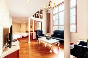 Suite | Living area | Flat-screen TV, pay movies - Huaqi Kaiserdom Hotel (Qingdao)