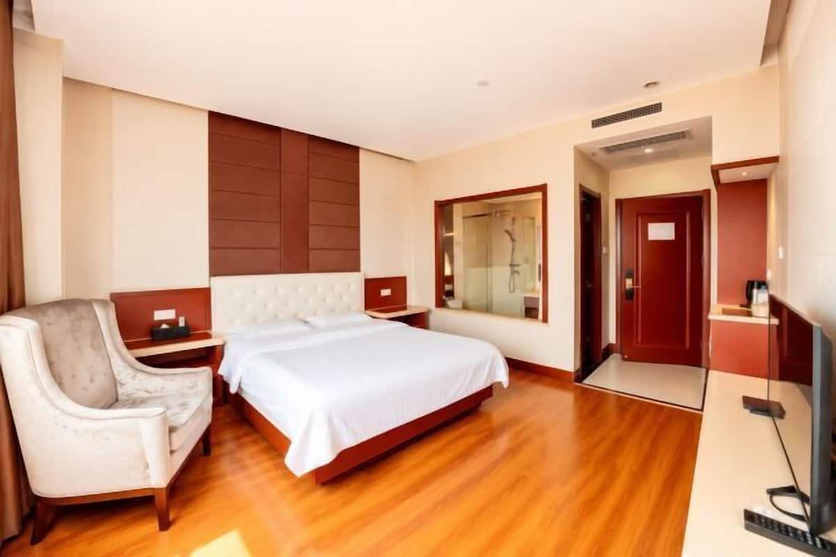 Escritorio, cortinas blackout, wifi gratis y ropa de cama