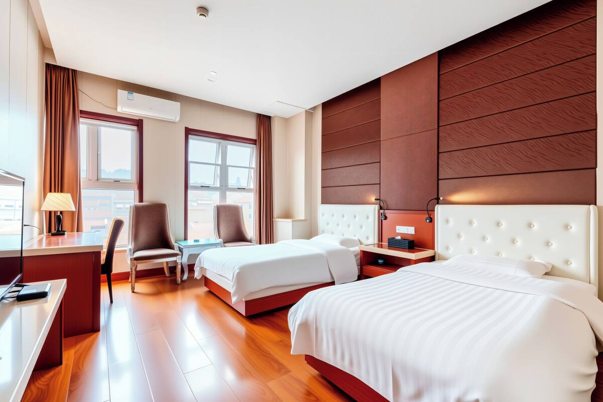 Deluxe Twin Room, City View | Desk, blackout drapes, WiFi (free), bed sheets