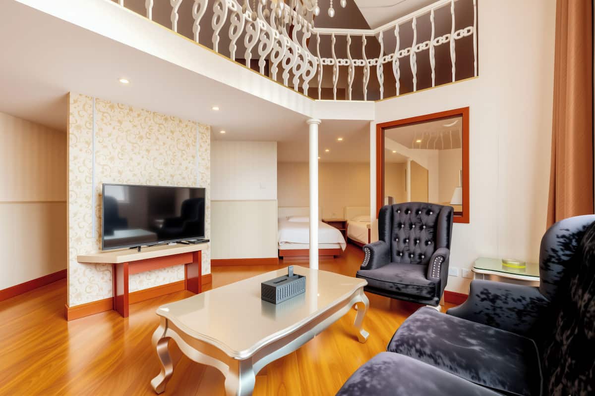 Suite | Desk, blackout drapes, WiFi (free), bed sheets