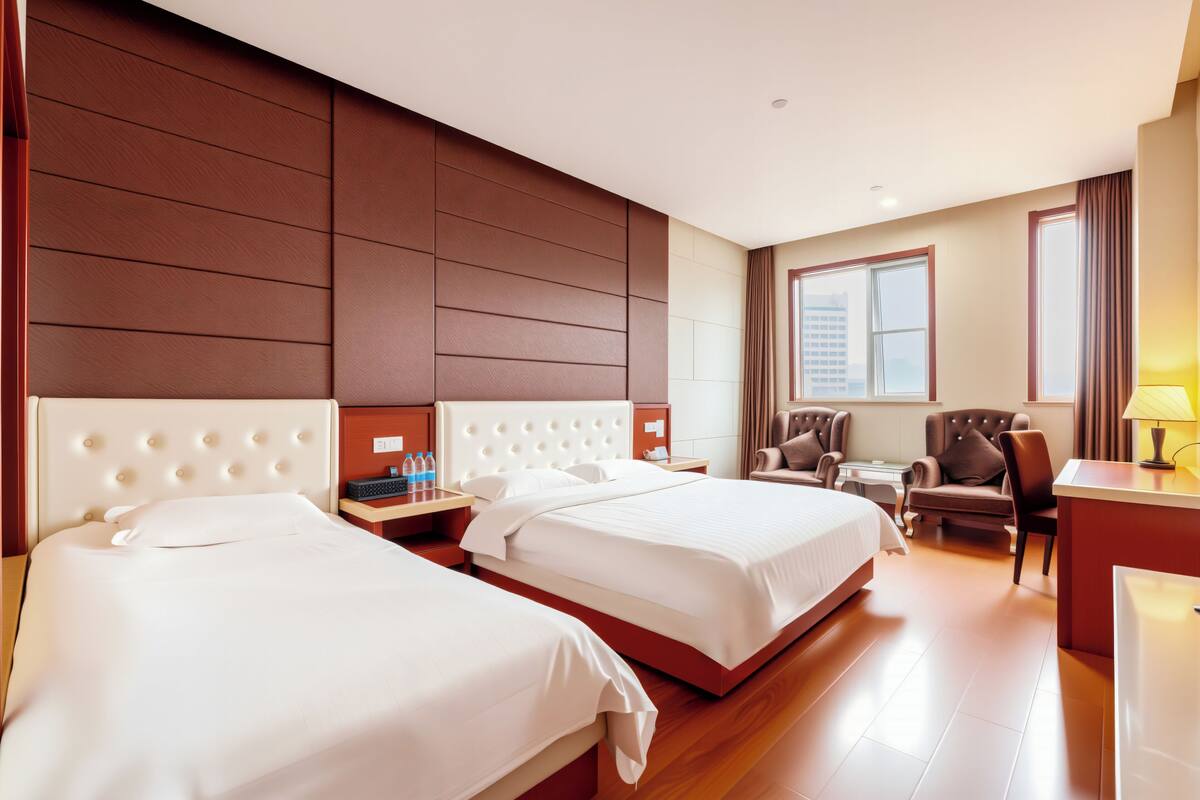 Family Room | Desk, blackout drapes, WiFi (free), bed sheets