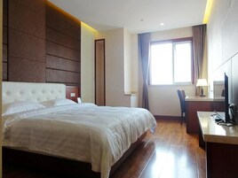 Superior Double Room | Desk, blackout drapes, free WiFi, bed sheets