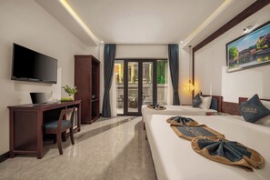 Chambre triple Deluxe, vue sur la piscine | Literie de qualité, minibar, coffre-fort, bureau
