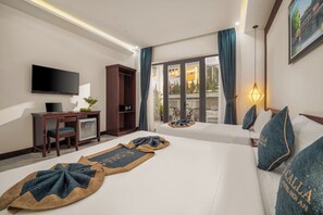 Habitación triple Deluxe, vista a la alberca | Ropa de cama de alta calidad y minibar 