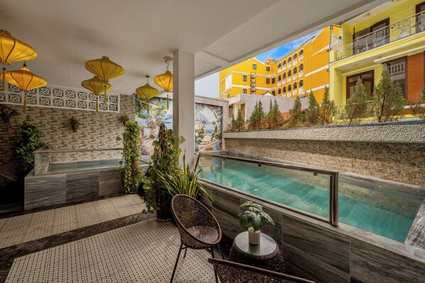 Kolmen hengen deluxe-huone, näköala uima-altaalle | Näkymä huoneesta