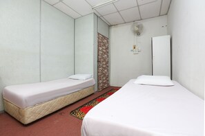 Desk, free WiFi, bed sheets - OYO 89755 D&d Budget Inn (Kota Bharu)