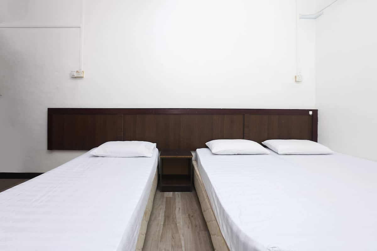 Deluxe Triple Room | Desk, WiFi (free), bed sheets
