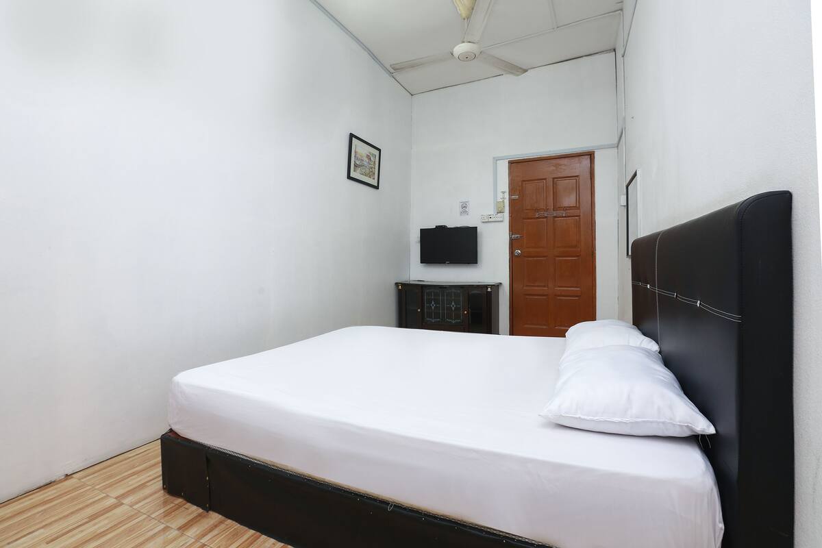 Deluxe Twin Room | Desk, WiFi (free), bed sheets