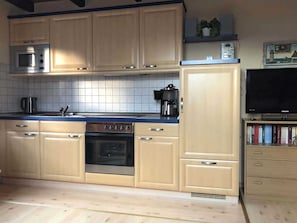 Køleskab, ovn, højstol