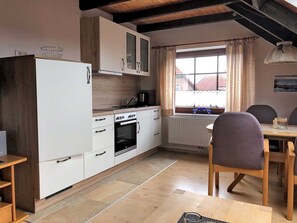 Køleskab, ovn, højstol