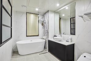 Combined shower/tub, designer toiletries, hair dryer, bathrobes - Osan Hotel D Benikea (Osan)