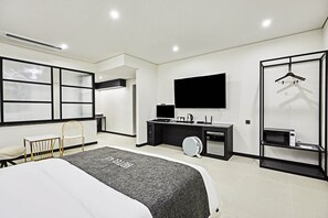 Superior Double Room | Premium bedding, down comforters, memory foam beds, laptop workspace - Osan Hotel D Benikea (Osan)