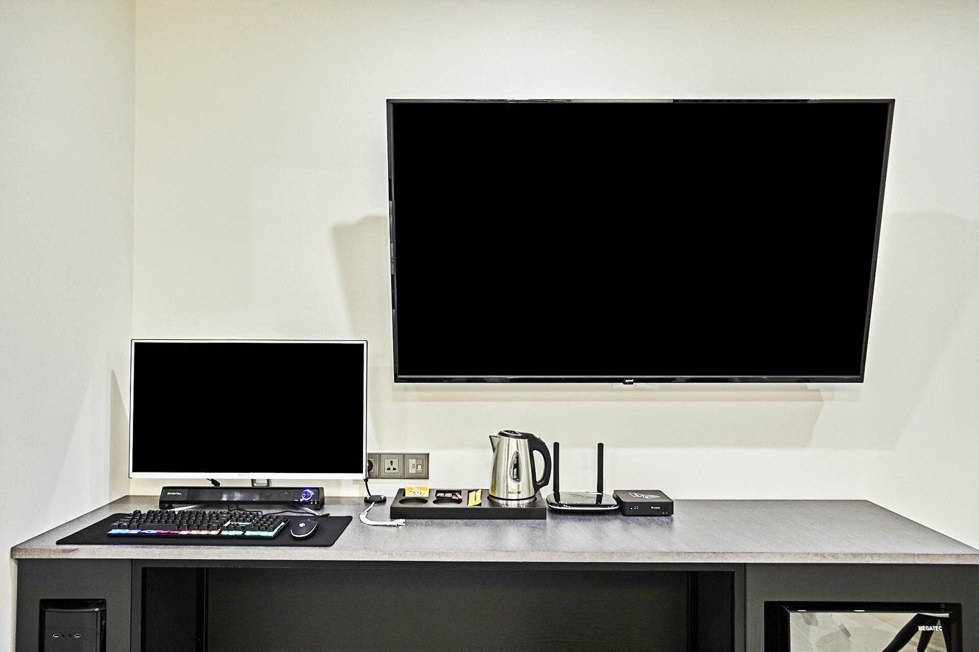 deluxe twin room | television