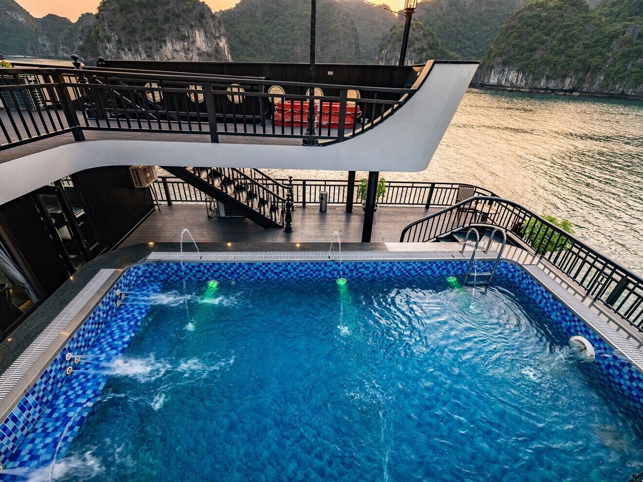 Outdoor pool, pool loungers