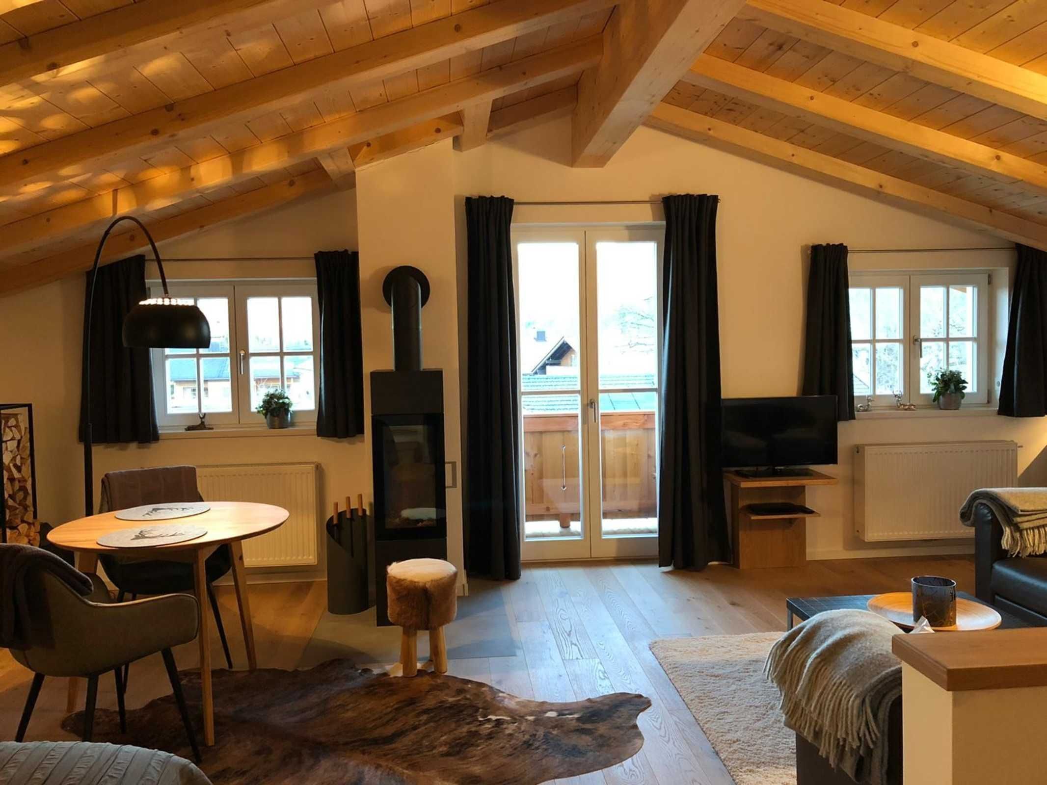 Televisión y chimenea 