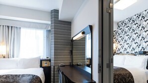 A hotel room with two beds, a desk with a mirror, a chair, a nightstand, and a patterned wall. - APA Hotel Nambaminami Ebisucho Eki Shinsekai (Osaka)