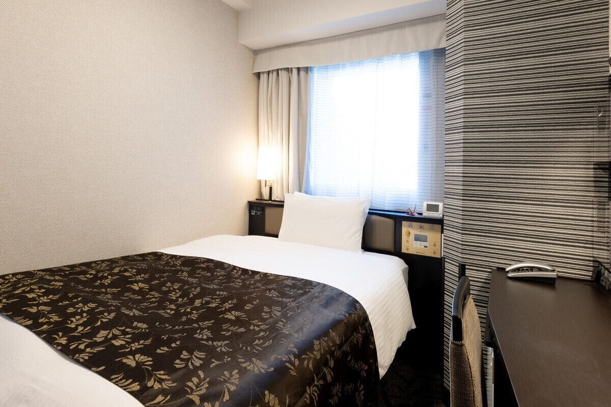 Habitación estándar, para no fumadores (with 1bed) | Edredón, escritorio, cortinas blackout y tabla de planchar con plancha