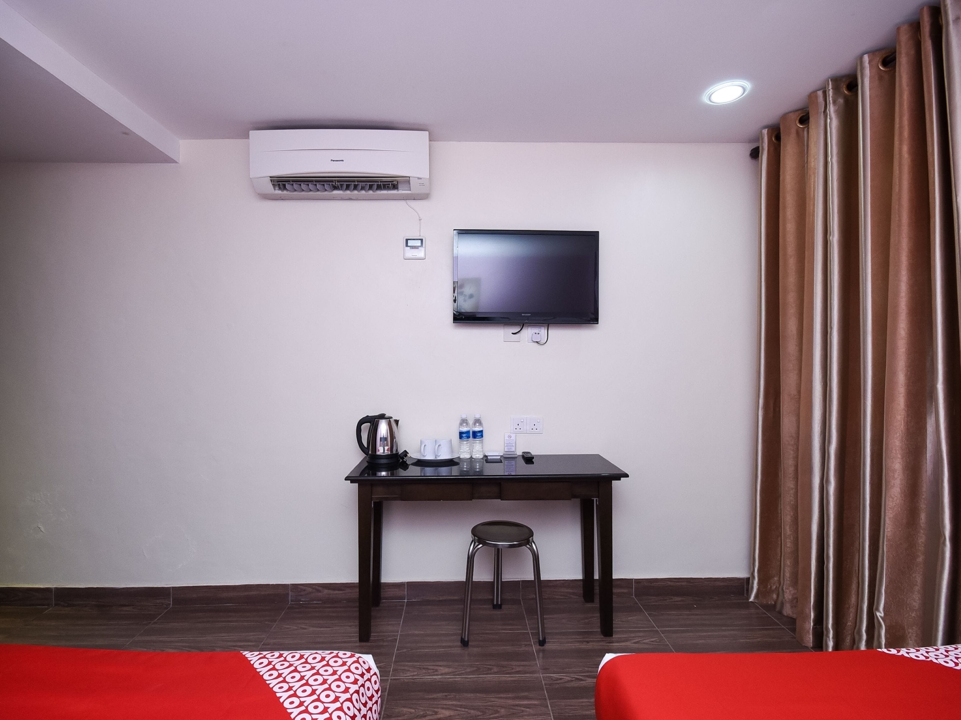 deluxe twin room | desk, free wifi