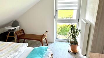 2 habitaciones, tabla de planchar con plancha y cuna de viaje