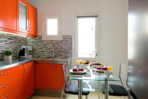 Fridge, oven, stovetop, coffee/tea maker