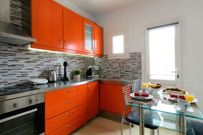 Fridge, oven, stovetop, coffee/tea maker