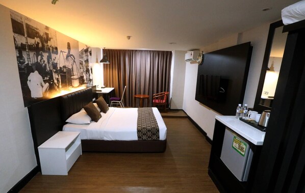 Deluxe-huone (Queen) | Tallelokero huoneessa, pimennysverhot, äänieristys, silitysrauta/-lauta