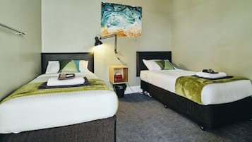 Kamar Twin | Tirai kedap cahaya, Wi-Fi gratis, dan seprai linen