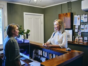 ฝ่ายต้อนรับ