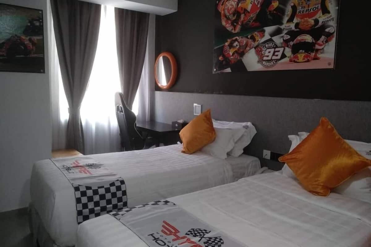 Standard Twin Room | Minibar, in-room safe, blackout drapes, iron/ironing board