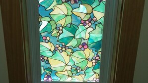 Un vitrail orné d’un motif floral.