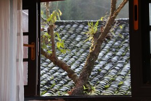 Premium bedding, memory foam beds, blackout drapes, soundproofing - Qing Dynasty House (Leshan)