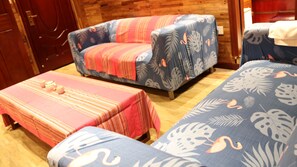 Premium Room | Living area | 32-inch LED TV with digital channels, TV - Qing Dynasty House (Leshan)