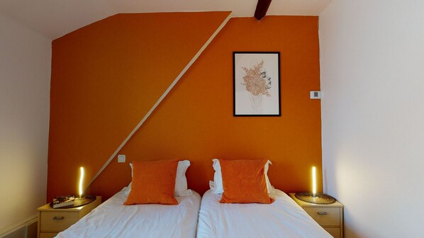 2 bedrooms, desk, travel cot, free WiFi